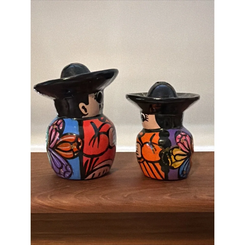 Vintage Mexican‎ Hand Painted Salt And Pepper Shakers In EUC